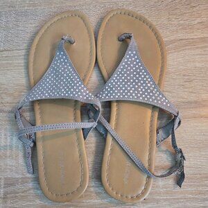Flat sandals with grey and diamonds - size 9